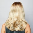 Kép 4/4 - Jules Creamy Toffee Ombre paróka hátulról